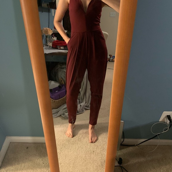 Burgundy v neck jumpsuit with pockets! - Picture 2 of 2